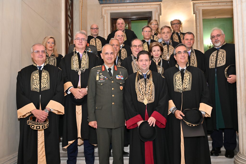 Αναγορεύτηκε επίτιμος διδάκτορας του Τμήματος Διοίκησης Επιχειρήσεων και Οργανισμών της Σχολής Οικονομικών και Πολιτικών Επιστημών του ΕΚΠΑ, ο Αρχηγός ΓΕΕΘΑ, Στρατηγός Δημήτριος Χούπης