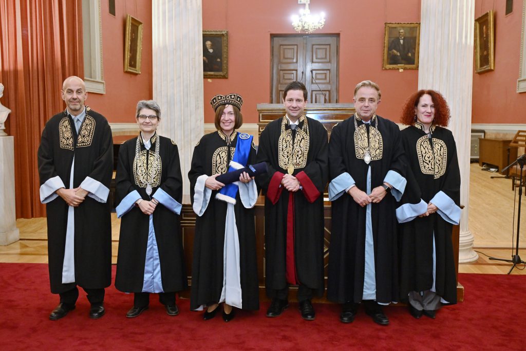 Αναγορεύτηκε σε επίτιμη διδάκτορα του Τμήματος Φιλοσοφίας της Φιλοσοφικής Σχολής του Πανεπιστημίου Αθηνών η διακεκριμένη Καθηγήτρια του Πανεπιστημίου της Καλιφόρνιας, Βούλα Τσούνα