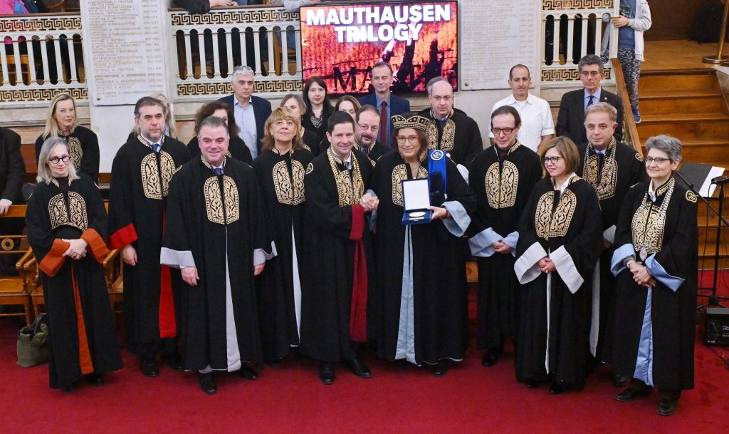 Αναγορεύτηκε Επίτιμη Διδάκτορας του Τμήματος Φιλολογίας και του Τμήματος Μουσικών Σπουδών του ΕΚΠΑ η Μαρία Φαραντούρη