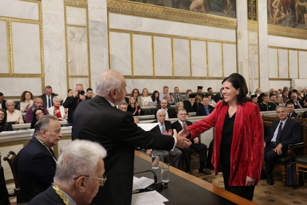 Η Ακαδημία Αθηνών απένειμε βραβείο οίκοθεν στην κοινωφελή μη κερδοσκοπική οργάνωση ΑΠΟΣΤΟΛΗ “ΑΝΘΡΩΠΟΣ” – Το παρέλαβε η ιδρύτρια της, Αναπληρώτρια Καθηγήτρια του ΕΚΠΑ, Υπατία Δούση-Αναγνωστοπούλου