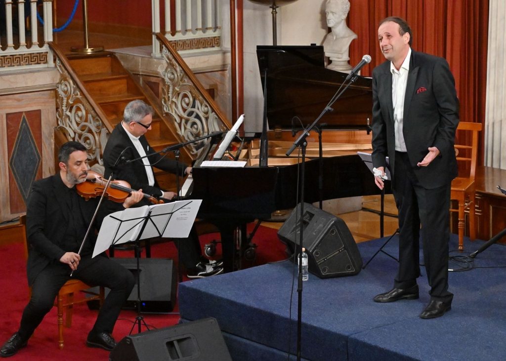 Πραγματοποιήθηκε το ρεσιτάλ Κλασικού Τραγουδιού του καθηγητή της Νομικής Σχολής του Πανεπιστημίου Αθηνών και τενόρου κ. Πάνου Λαζαράτου με τίτλο «VAGA LUNA» στο ΕΚΠΑ