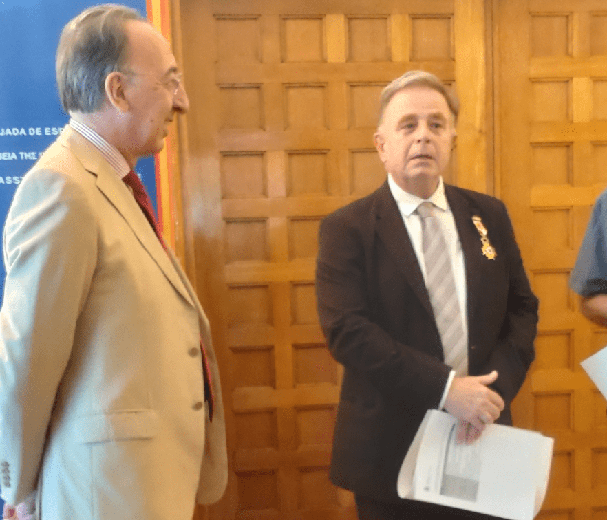 Βράβευση του Κοσμήτορος της Φιλοσοφικής Σχολής του ΕΚΠΑ Δημήτριου Λ. Δρόσου με τον Σταυρό του Αξιωματικού του Τάγματος της Ισαβέλλας της Καθολικής (Cruz de Oficial de la Orden de Isabel la Católica) από το Βασίλειο της Ισπανίας