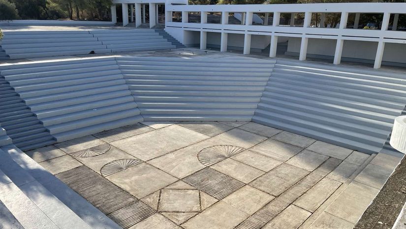 Το ανακαινισμένο υπαίθριο αμφιθέατρο της Θεολογικής Σχολής του ΕΚΠΑ