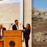 Απονομή βράβευσης της Ομότιμης Καθηγήτριας του ΕΚΠΑ Νότας Κούρου από τον Δήμο Τήνου για την πανεπιστημιακή ανασκαφή στο Ξώμπουργο Τήνου