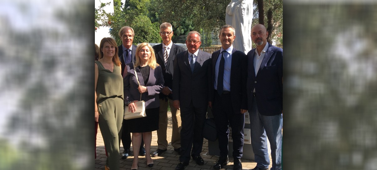 L’inaugurazione del busto di Dante è stata effettuata dal sindaco di Atene K. Bakoyannis e dal suo vice ministro degli Esteri italiano M. Tripodi alla presenza di membri dell’EKPA