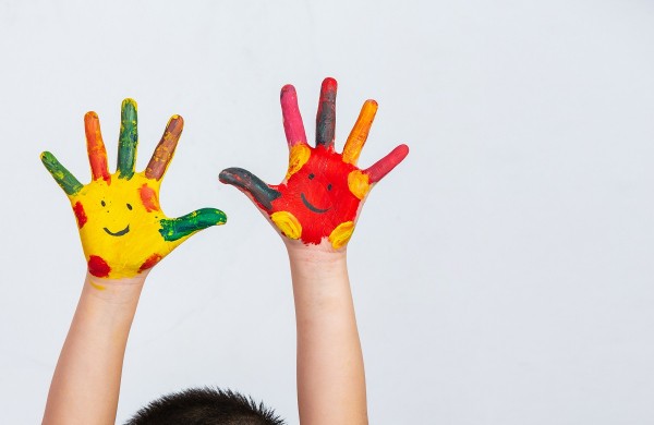 The hands of the child who smeared on the gray background.