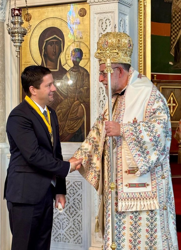 O Χρυσός Σταυρός της εν Δωδεκανήσω εκκλησίας του Οικουμενικού Πατριαρχείου, επευλογούντος του Οικουμενικού Πατριάρχη απονεμήθηκε στον Πρύτανη του Πανεπιστημίου Αθηνών καθηγητή Γεράσιμο Σιάσο