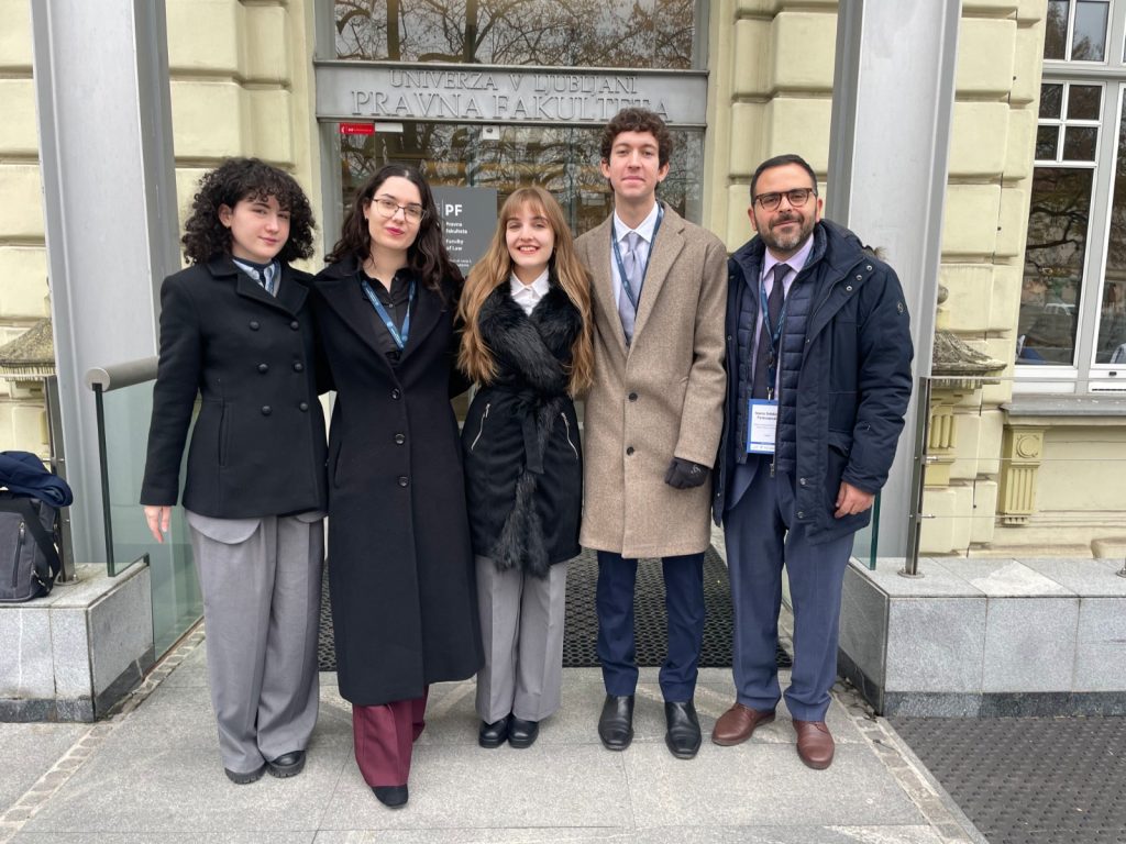 Η Ομάδα που εκπροσώπησε τη Νομική Σχολή ΕΚΠΑ εξασφάλισε για ακόμη μία φορά θέση στα ημιτελικά του Πανευρωπαϊκού Διαγωνισμού Εικονικής Δίκης Διεθνούς Ανθρωπιστικού Δικαίου και Προσφυγικού Δικαίου