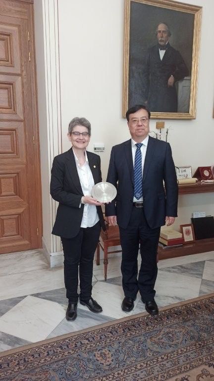 photo 5870984418783071030 x