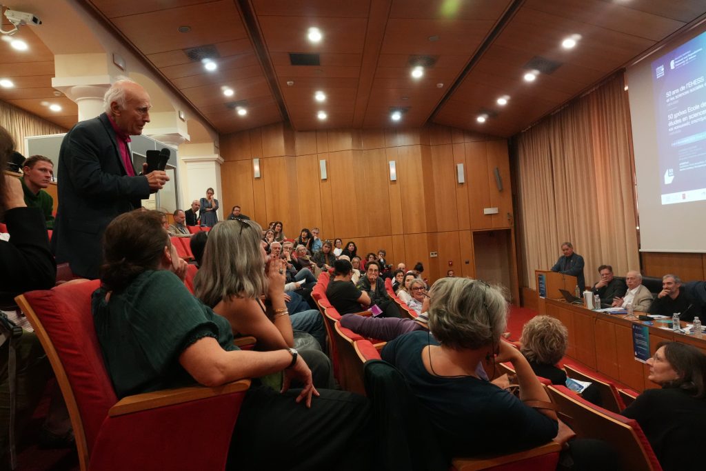 2. Το κατάμεστο αμφιθέατρο παρακολουθεί τη συζήτηση για την ιστοριογραφία