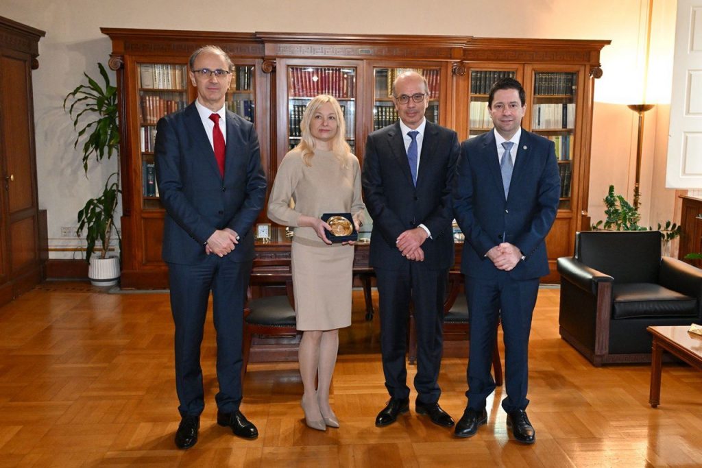 Παρουσία του Πρωθυπουργού της Σερβίας καθηγητή και Επίτιμου Διδάκτορα του Πανεπιστημίου Αθηνών Djuro Macut και του Πρύτανη καθηγητή Γεράσιμου Σιάσου η υπογραφή Μνημονίου Συνεργασίας μεταξύ των Ιατρικών Σχολών Αθηνών και Βελιγραδίου