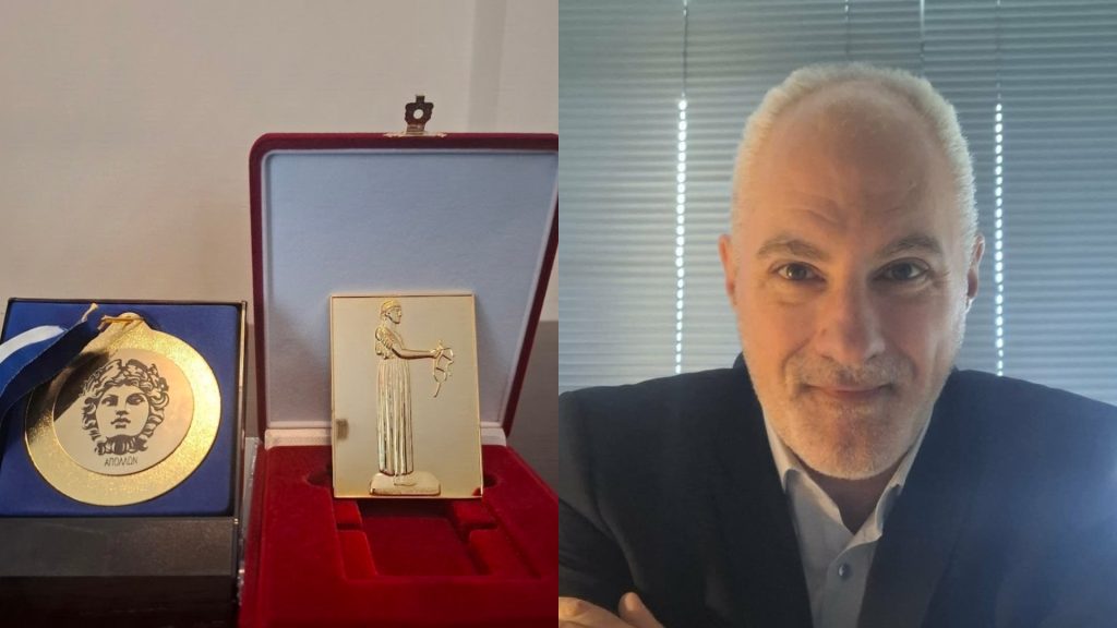 Ο Καθηγητής του ΕΚΠΑ Δημήτρης Ν. Χρυσοχόου τιμήθηκε με την επίδοση του Ηνιόχου, την ανώτερη τιμητική διάκριση του Φιλολογικού Συλλόγου «Παρνασσός», και το Μετάλλιο του Συλλόγου κατά την υποδοχή του ως Επίτιμου Μέλους